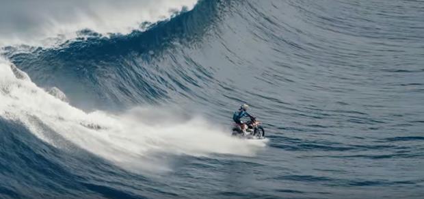 چگونه با موتورسیکلت موج سواری کنیم؟